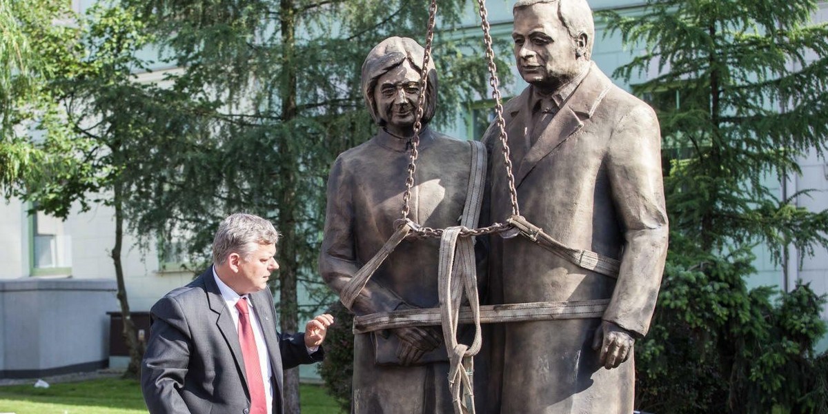 Pomnik przedstawiający Marię i Lecha Kaczyńskich przy ul. Żeromskiego w Radomiu