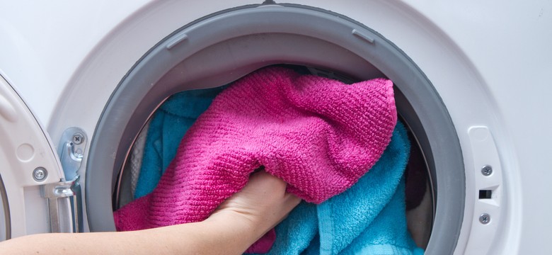 Jak dobrze wyprać ręczniki? Ile proszku do prania wsypać podczas prania ręczników? Ten częsty błąd sprawia, że ręczniki są sztywne