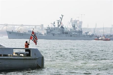 Cwiczeniach NATO pod kryptonimem Noble Mariner 07. Manewry sa sprawdzianem elitarnych jednostek Sil Odpowiedzi Sojuszu Polnocnoatlantyckiego. Odbywaja sie na wodach Baltyku, Morza Polnocnego i w Ciesninach Baltyckich. Polskie sily morskie wystawily komponent okretowy, lotnictwo morskie oraz jako jeden z gospodarzy manewrow, zabezpieczenie logistyczne, hydrograficzne i meteorologiczne.Nz. okrety wojenne wyplywanajce na manewry z Portu Wojennego w Gdyni Oksywiu.14.05.2007fot. Wojtek Jakubowski / KFP