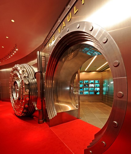 Dwa najważniejsze składniki odróżniające Coca-Colę od innych napojów gazowanych pochodzą od liści koki i owoców koli. Jej specyficzny smak pochodzi od mieszanki cukru oraz ekstraktów otrzymywanych z wanilii, pomarańczy i cytryny. Jeszcze do 1903 roku jedna szklanka Coca-Coli zawierała ok. 9 mg kokainy, potem do produkcji napoju zaczęto stosować liście koki pozbawione kokainy. Na zdjęciu: sejf z sekretną recepturą Coca-Coli.