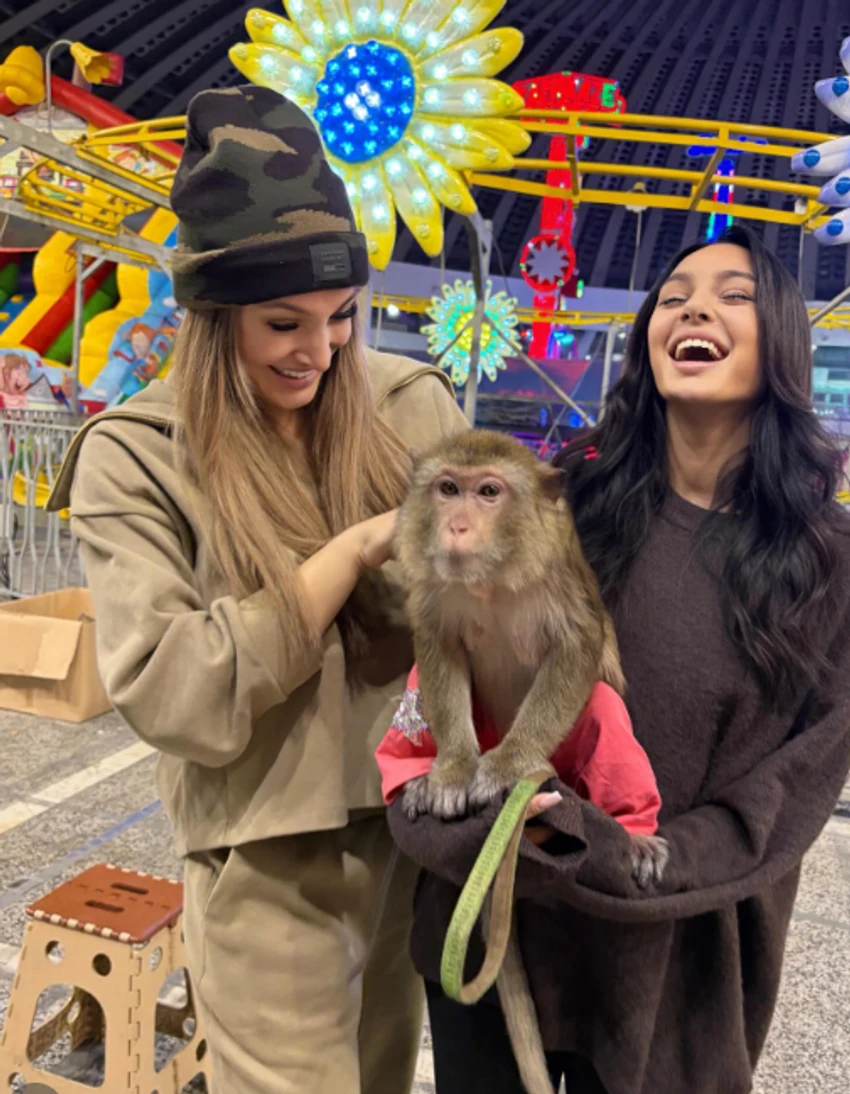 Luna i Nina Đogani sa majmunom