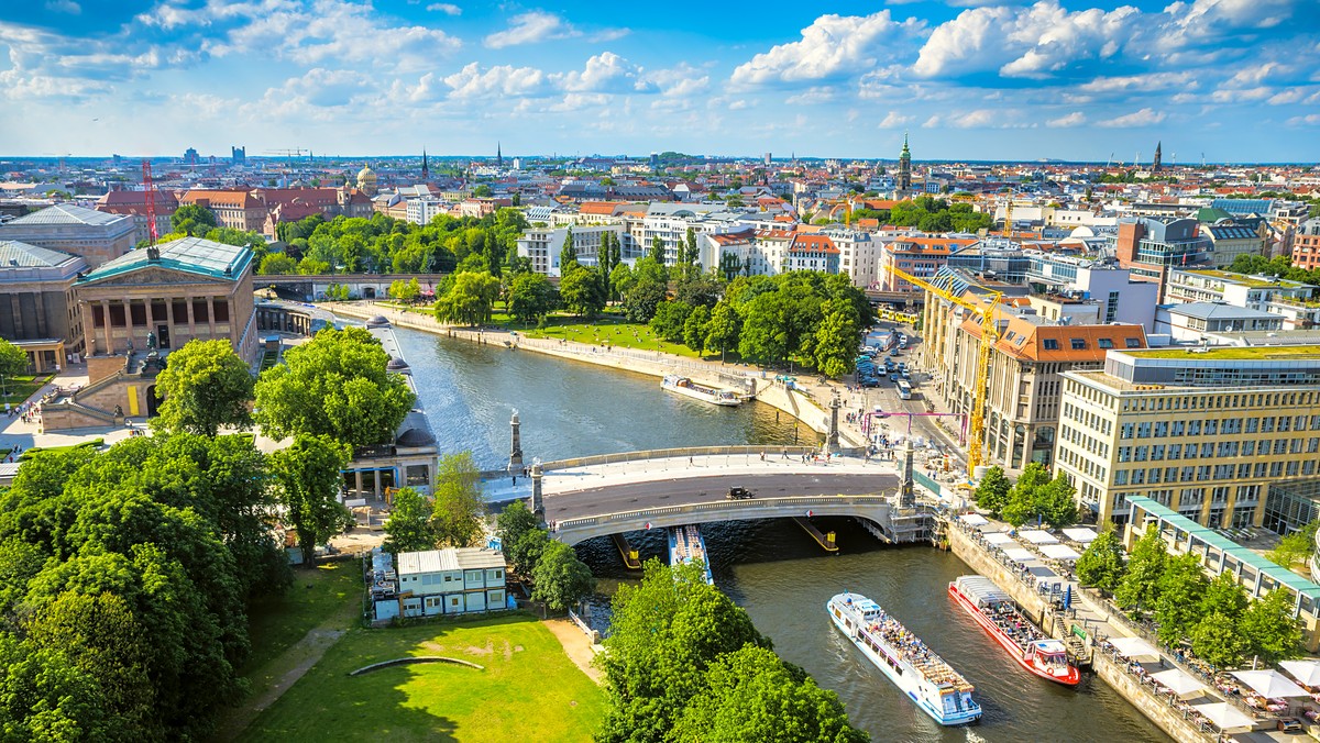 W Poczdamie pod Berlinem rozpoczęła się w niedzielę odbudowa kościoła garnizonowego. Projekt wzbudza duże emocje ze względu na kontrowersyjną przeszłość barokowej świątyni - to tutaj w 1933 roku Adolf Hitler zawarł symboliczny pakt z kręgami konserwatywnymi.