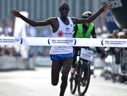Limo Kiprop i Amane Beriso zwycięzcami Półmaratonu Warszawskiego