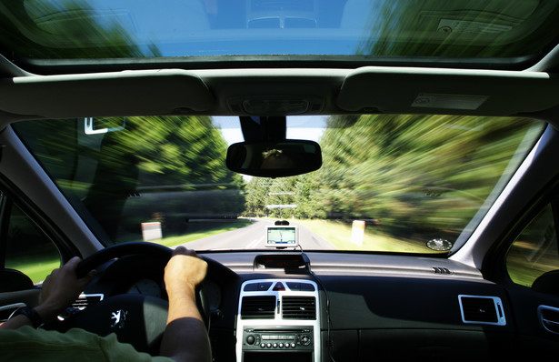 Reedukacyjne kursy dla kierowców, którzy uzbierają 24 punkty karne, nadzór nad młodymi kierowcami, nowe kategorie praw jazdy i ściślejszą kontrolę nad ośrodkami szkolenia przewiduje ustawa, którą podpisał prezydent Bronisław Komorowski.