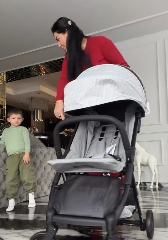 Zuzana Plačková poskladala kočík určený pre jej dcérku. 