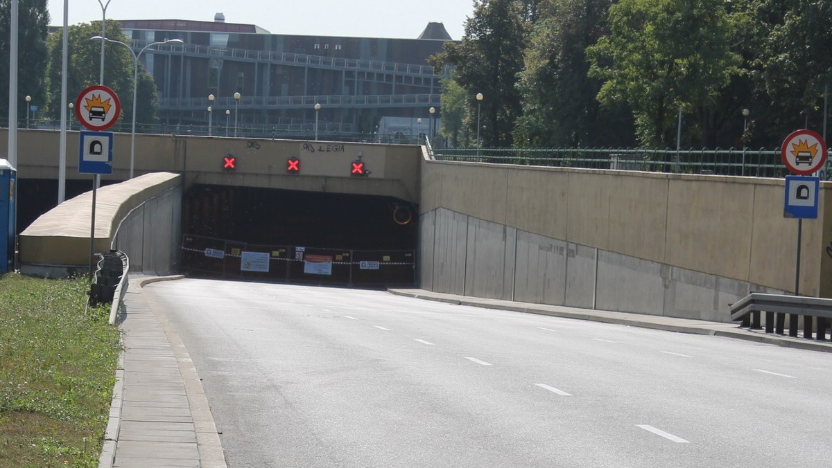 W nocy z niedzieli na poniedziałek zakończone zostało wypełnianie ubytku gruntu pod jezdnią Wisłostrady - poinformowało Metro Warszawskie. Wisłostrada ma zostać otwarta najpóźniej w styczniu.