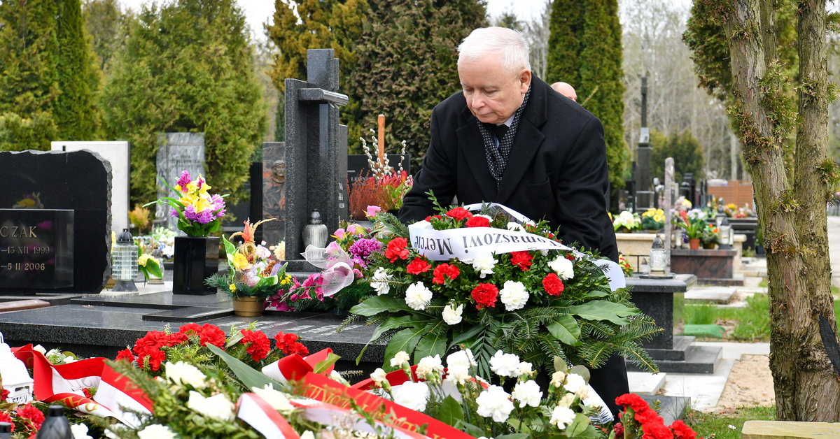El desastre de Smolensk.  Destacados políticos del BIS visitaron las tumbas de las víctimas [ZDJĘCIA]