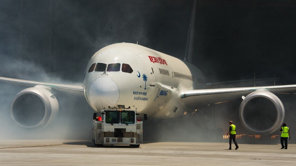 Nowy Boeing 787 Dreamliner linii United Airlines we wtorek lądował awaryjnie z powodu problemów technicznych. Maszyna została zmuszona do lądowania przez mechaniczną usterkę - podaje Reuters. Jaką dokładnie? Nie wiadomo. Pewne jest za to, że wszystkie używane Dreamlinery zostaną sprawdzone pod kątem ewentualnych usterek.