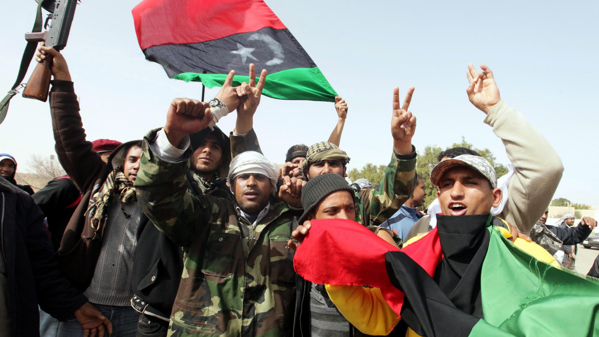 Powstańcy kontrolujący Zawiję, uważaną za wrota do Trypolisu, odparli w sobotę dwa szturmy uzbrojonych w czołgi i artylerię sił libijskiego przywódcy Muammara Kaddafiego. Kolejnego szturmu oczekują w nocy. Wg opozycji w starciach zginęło co najmniej 70 osób. Powstańcy w Ras al-Unuf poinformowali, że udało im się zestrzelić rządowy myśliwiec.