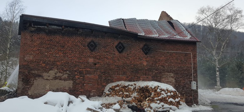 Pożar w Błażkowie. Trzech strażaków rannych przez zawalającą się ścianę