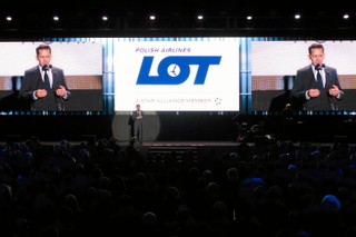 Prezes LOT-u Marcin Piróg opatrzy rany Biomedu