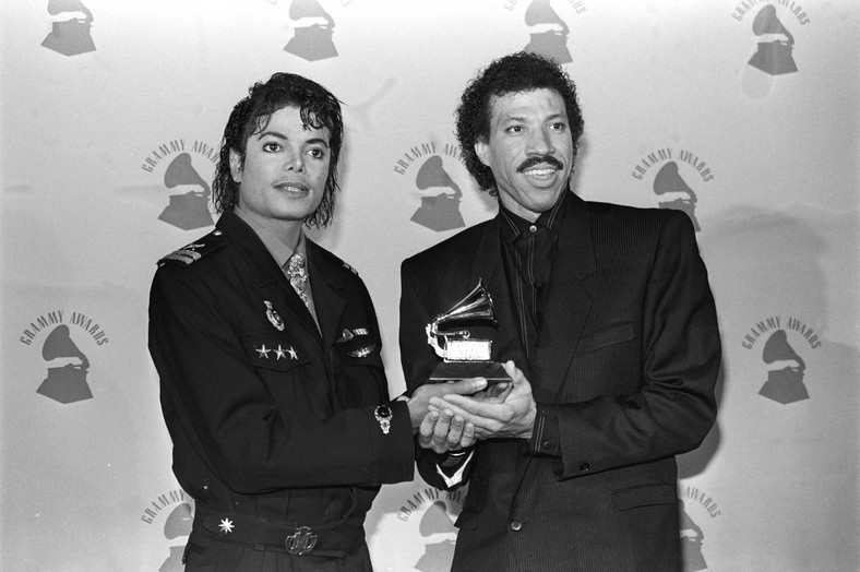 Michael Jackson i Lionel Richie ze statuetką Grammy za utwór "We Are The World"