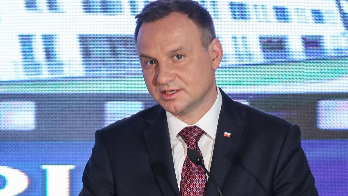 Prezydent Andrzej Duda rozmawiał dzisiaj telefonicznie z kanclerz Niemiec Angelą Merkel m.in. o niedawnym szczycie Trójmorza, szczycie G20 oraz o rozmowach z prezydentem USA Donaldem Trumpem - poinformował szef gabinetu prezydenta Krzysztof Szczerski. Rozmowa trwała 45 minut.