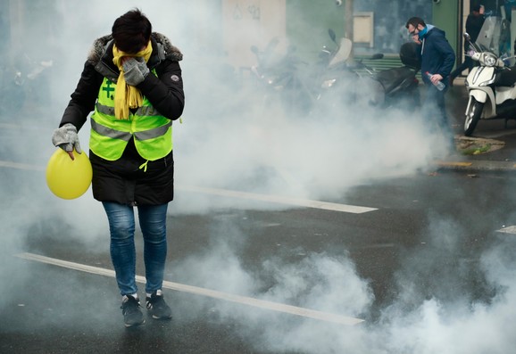 Žuti prsluci protestuju, policija baca suzavac