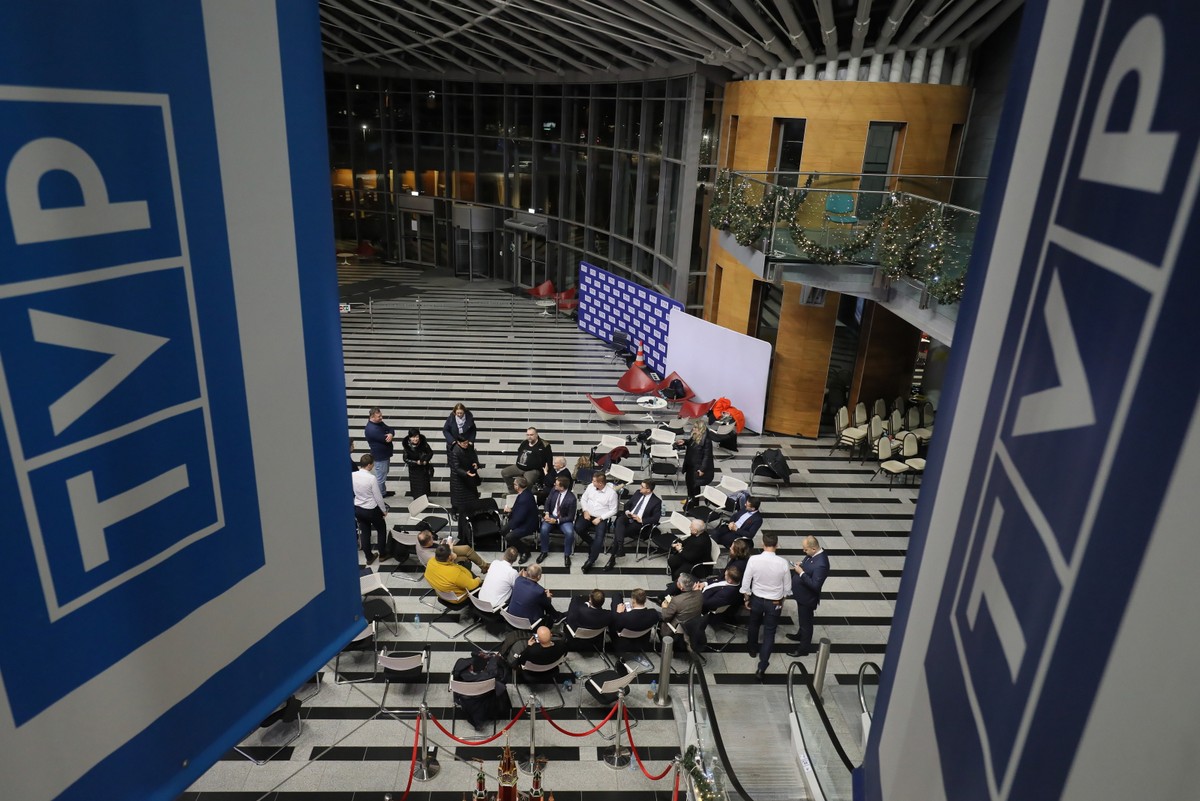 Obecność polityków w siedzibie Telewizji Polskiej ma związek z przegłosowaną wczoraj uchwałą Sejmu, zapowiadającą zmiany, jakie w mediach publicznych chce przeprowadzić nowy rząd.
