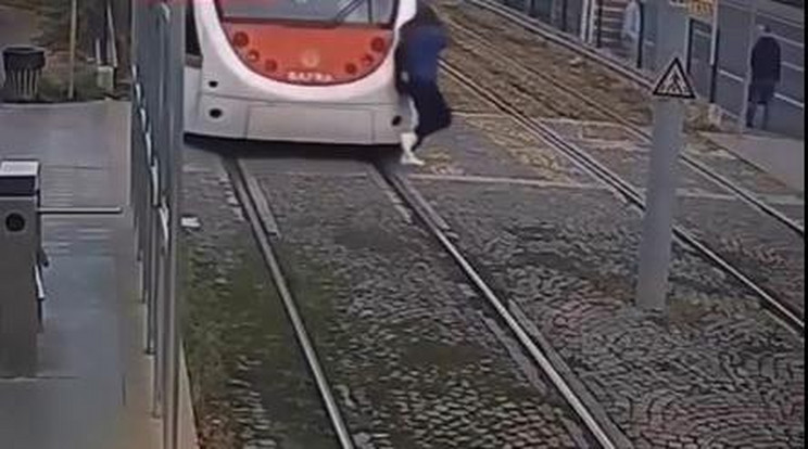 A lány az utolsó pillanatban vette észre a felé tartó vonatot / Fotó: Youtube