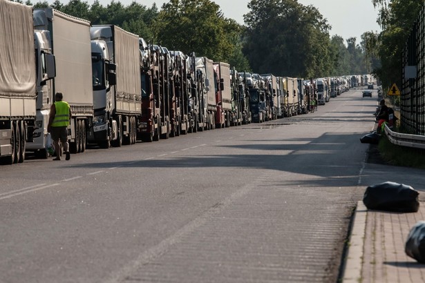 Kolejka samochodów ciężarowych na drogowym przejściu granicznym z Ukrainą w Dorohusku-Jagodzinie