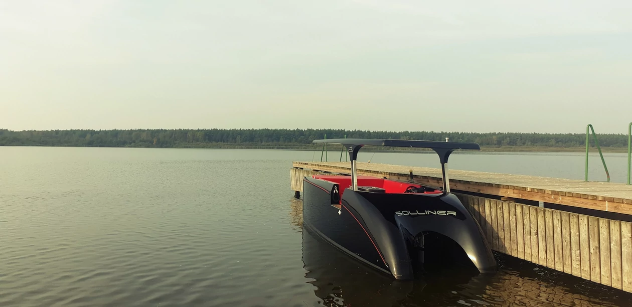 W słoneczne dni gospodarze Camppinus Park proponują swoim gościom rejsy designerską łodzią solarną po jeziorze Wicko.