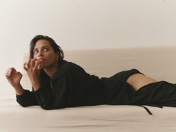 Kobieco, śmiało i z charakterem: Proste ubrania na lato, z których łatwo będzie czuć się dobrze