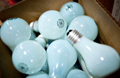 Żarówkowa kontrabanda. Czy można legalnie przywieźć żarówkę do Polski?