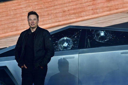 Tesla oddaje futurystyczny pojazd. W końcu wyprodukowała Cybertrucka