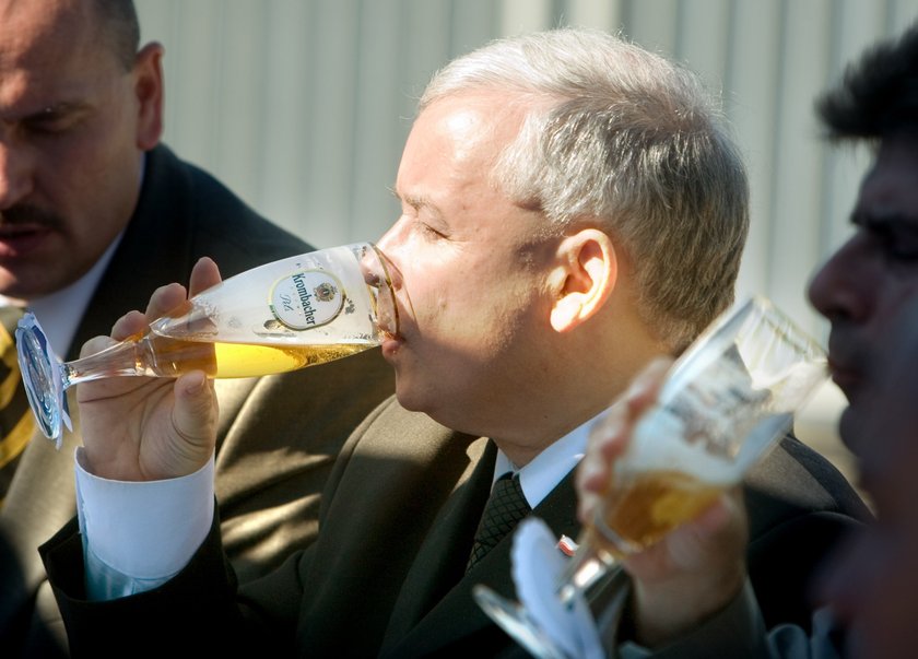 Jarosław Kaczyński też czasem lubił sobie wypić!