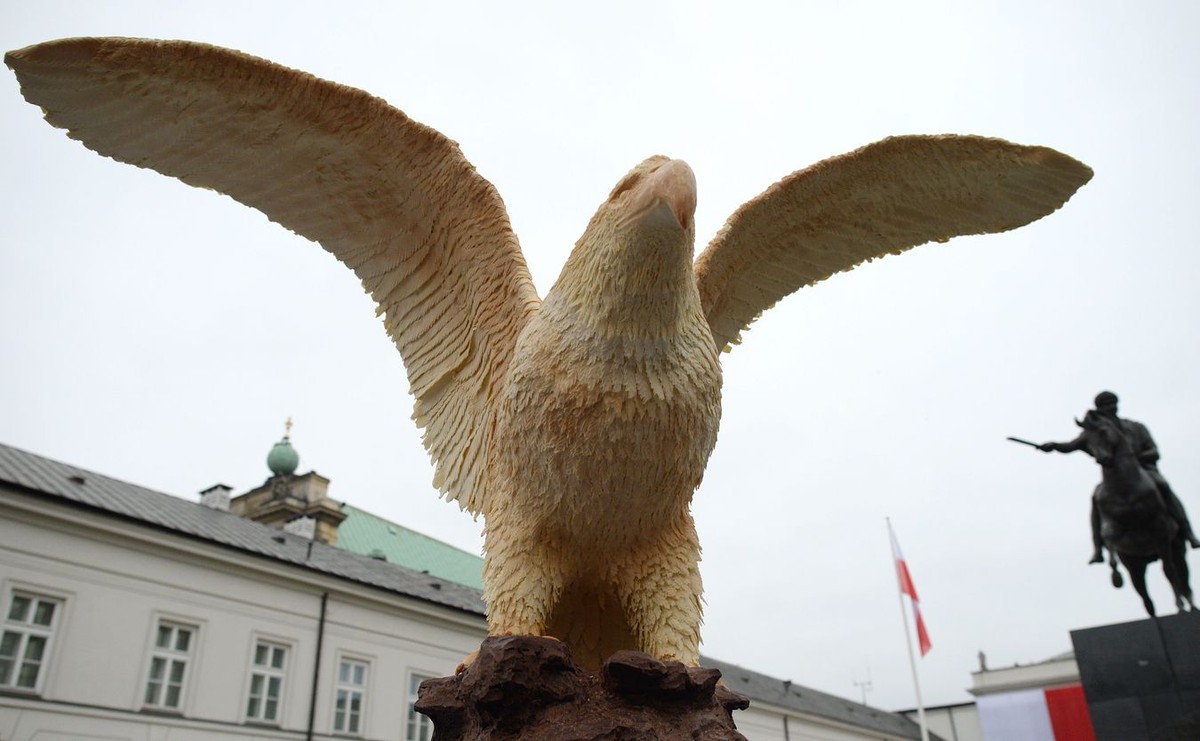 Orzeł z białej czekolady przed Pałacem Prezydenckim