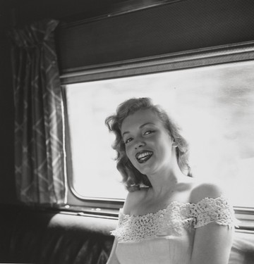 Marilyn Monroe lassan "önmagává" avanzsálódik, legalábbis erőteljesen kialakulóban van az ikonikus Marilyn Monroe-jelenség.