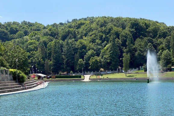 "MALA ŠVAJCARSKA" NA PAR SATI OD SRBIJE Turisti otkrili raj, cene su neverovatne: Pica 6, ćevapi 5 evra, a gužve nema (FOTO)