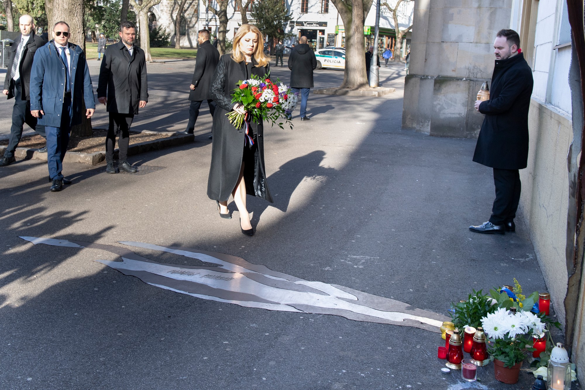 Čaputová počas uctenia si pamiatky Jána Kuciaka a Martiny Kušnírovej pri symbolickom pamätníku na Námestí SNP.