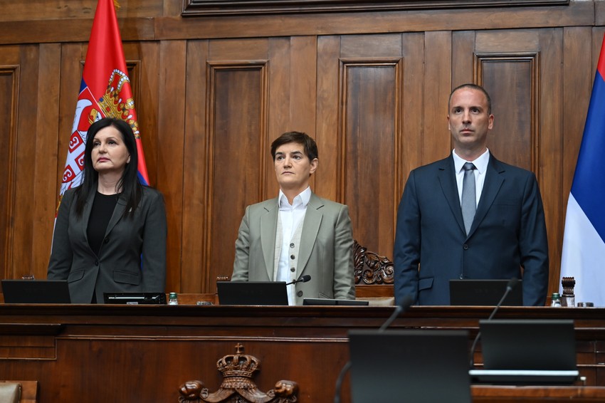 Brnabić je nakon intoniranja himne konstatovala da u sali skupštine nema kvoruma za rad