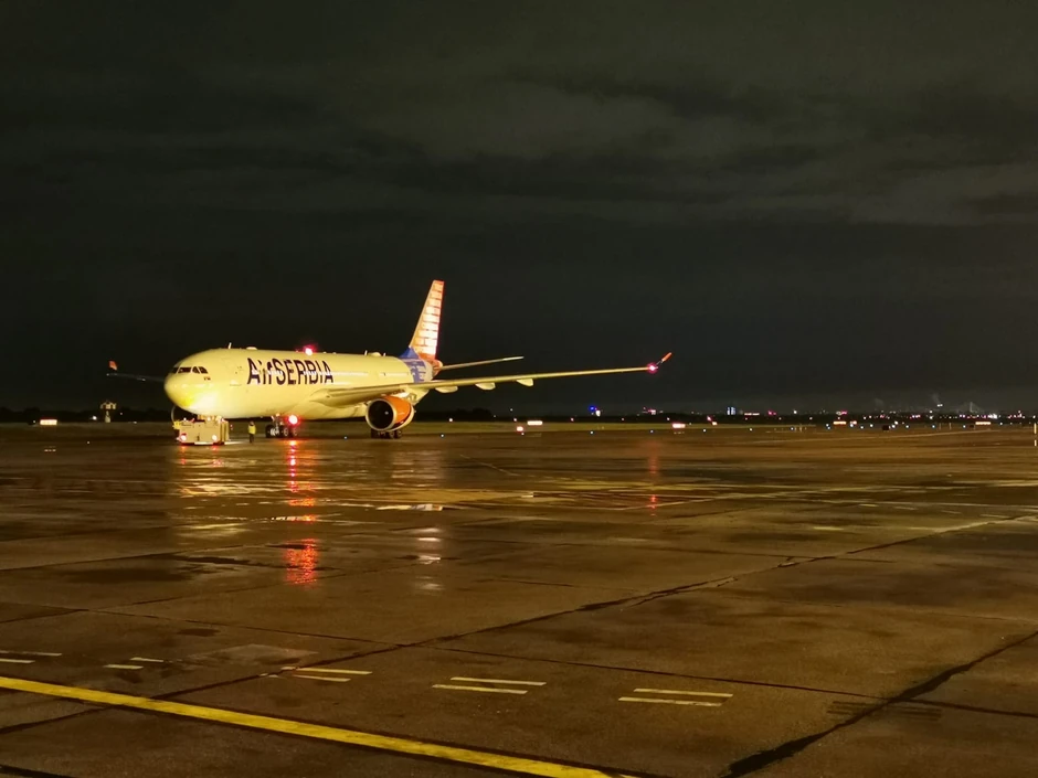 Avion Er Srbije na beogradskom aerodromu spreman za poletanje