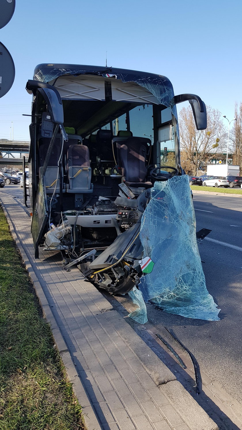 Kolizja autobusu na Wisłostradzie.