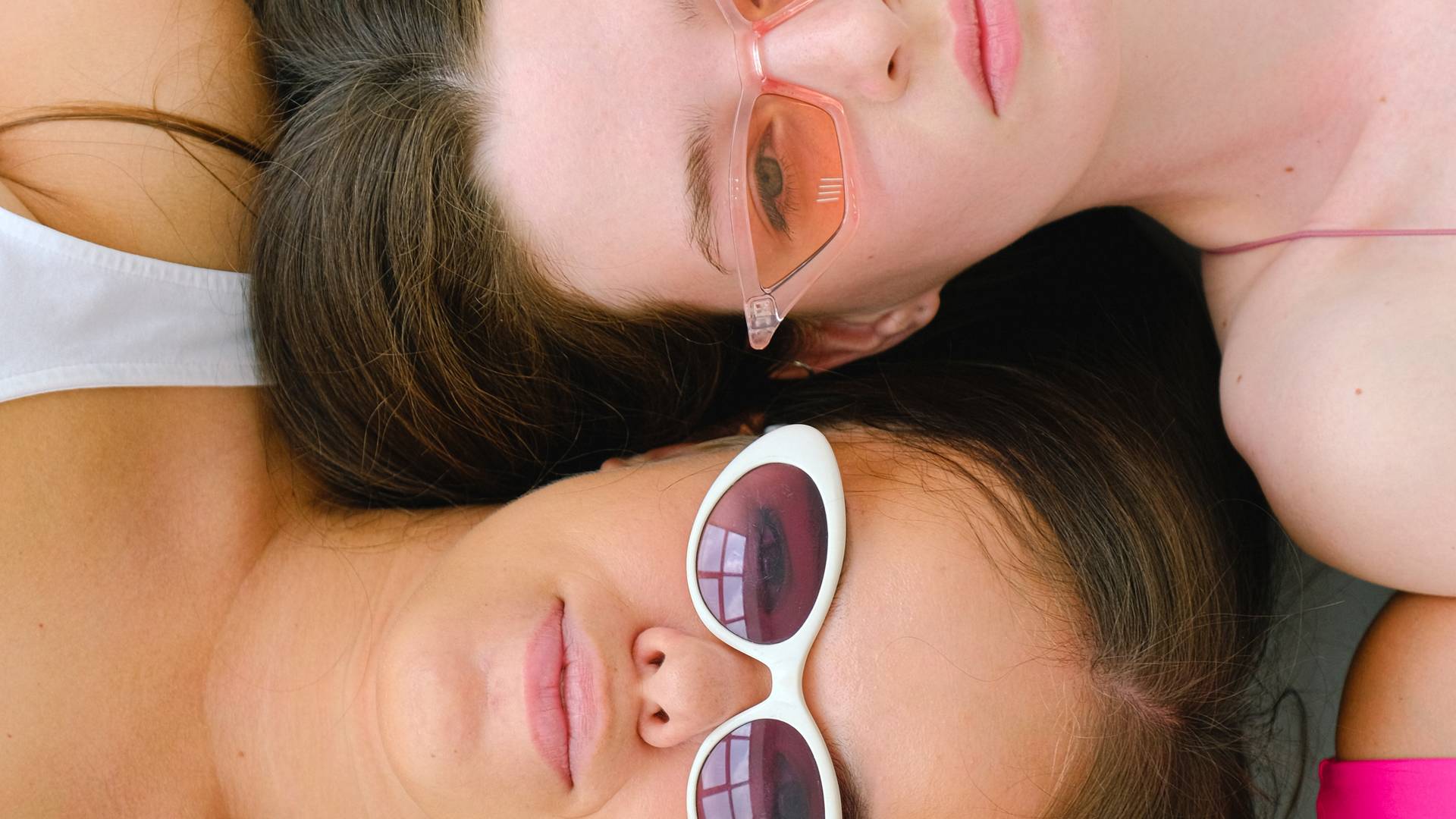 Okulary przeciwsłoneczne, które skutecznie wyszczuplą twarz. Jakie wybrać, a czego unikać?