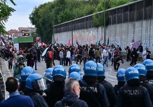 Desetak propalestinskih demonstranata povređeno u sukobu s policijom u Torinu