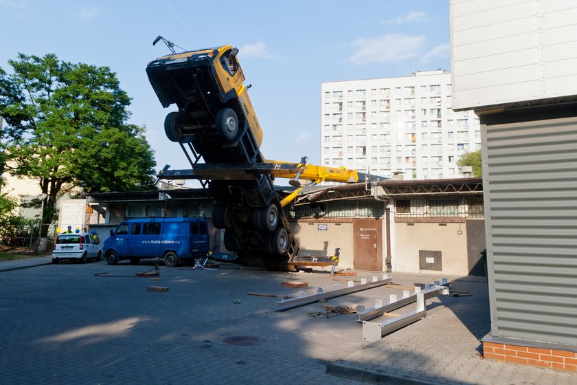 Dźwig runął na pawilon handlowy na os. Pod Lipami