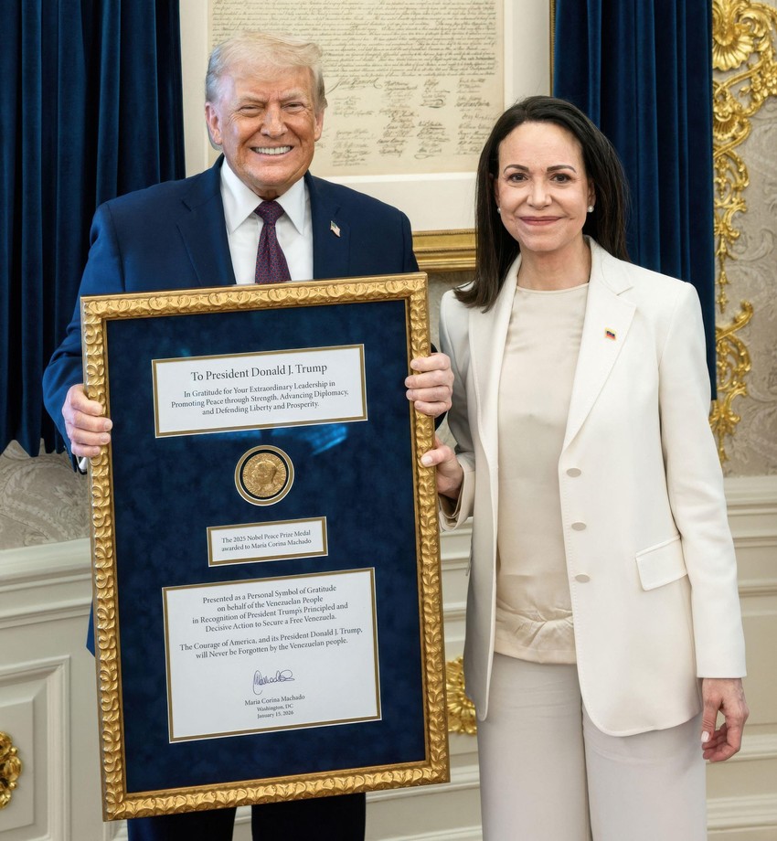 Donald Tramp i Marija Korina Mačado, nakon što mu je predala svoju Nobelovu nagradu za mir