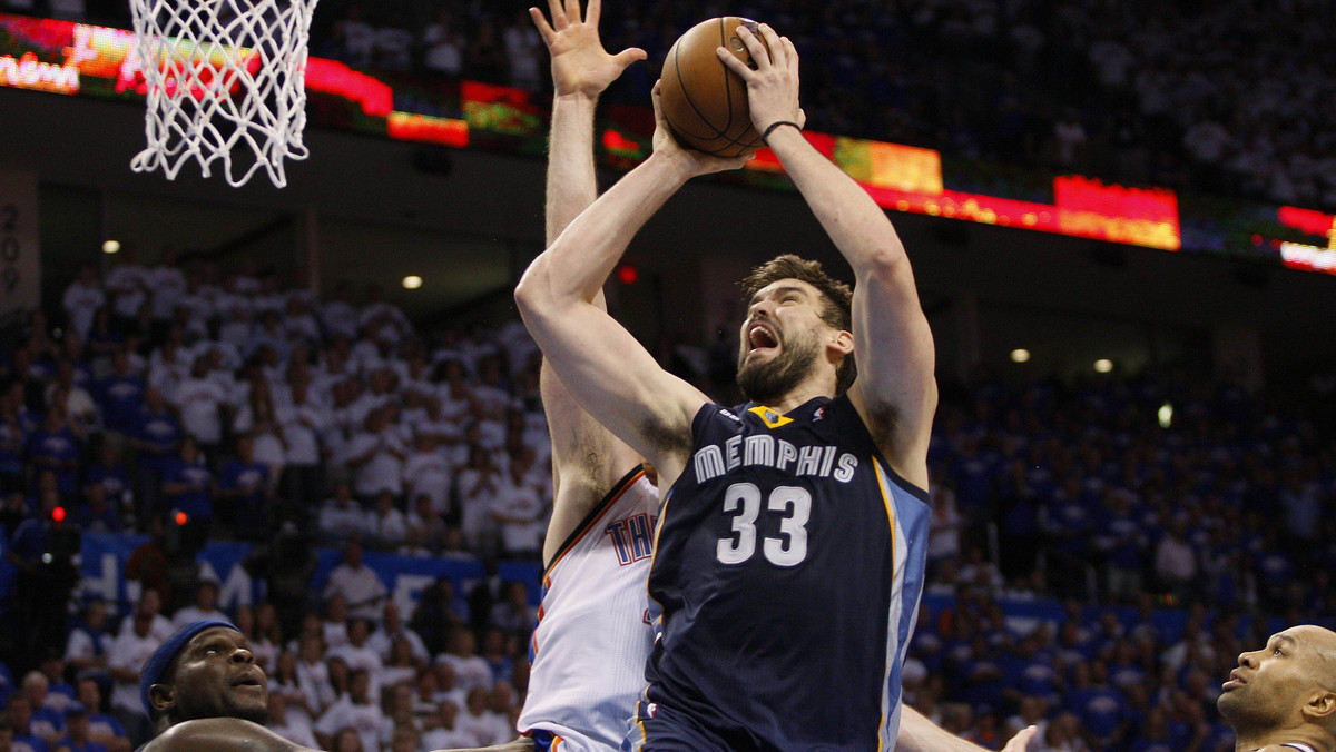 Koszykarze Memphis Grizzlies wyrównali stan rywalizacji z Oklahoma City Thunder w półfinale konferencji zachodniej, pokonując rywali 99:93. Remis po dwóch spotkaniach jest także w półfinale na wschodzie, gdzie New York Knicks na własnym parkiecie rozbili Indiana Pacers 105:79.