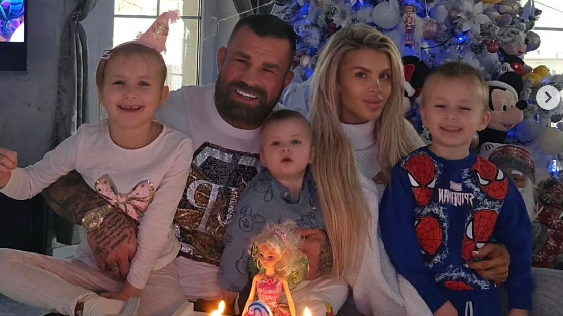 Karlos Vémola s rodinou. 