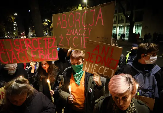 Płód w ciąży pozamacicznej zawsze obumiera, lekarze odmówili jej aborcji, bo "serce zarodka bije"