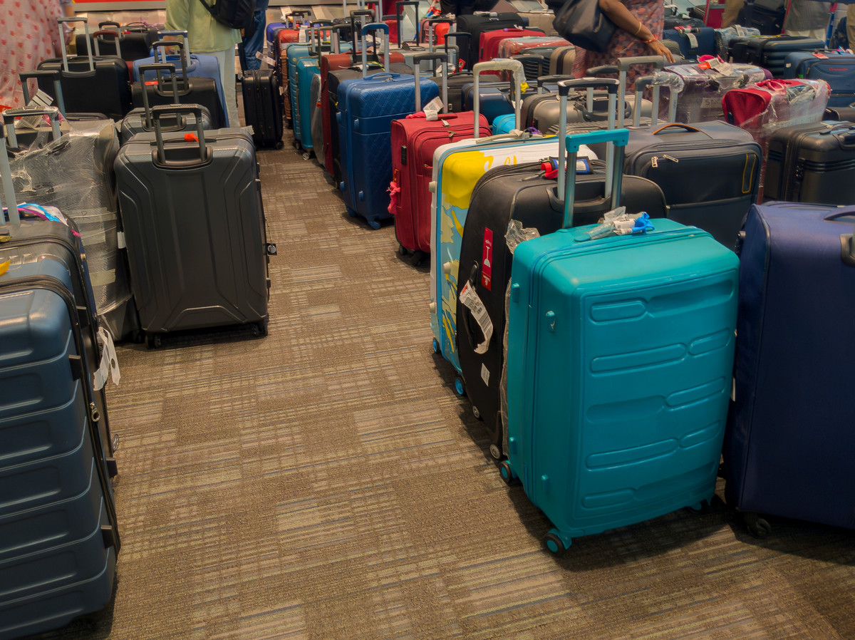 Pasażerowie odlatują bez bagażu. Muszą zostawić walizki na lotnisku