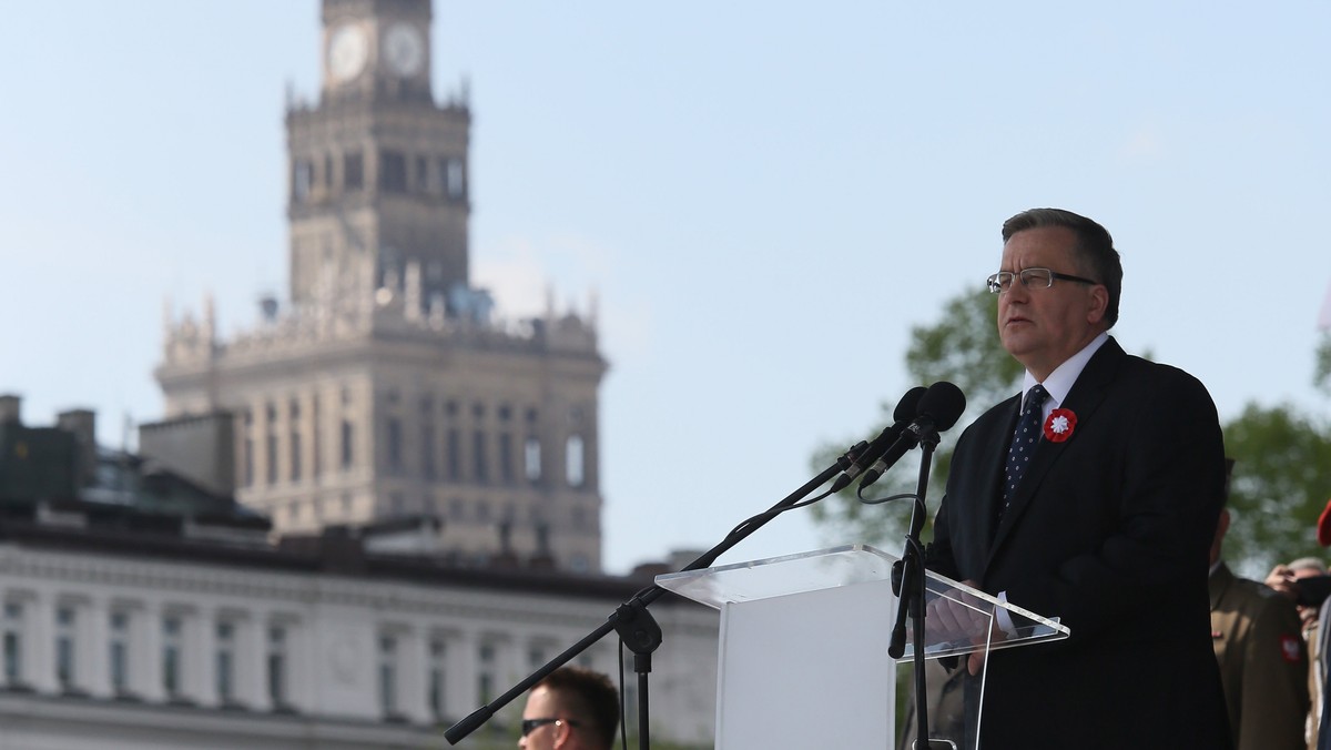 Dziś z okazji Dnia Flagi prezydent Bronisław Komorowski wręczył biało-czerwone flagi m.in. działającym społecznie organizacjom pozarządowym i przedstawicielom środowisk polonijnych. Polska flaga jest symbolem trwania i rozwijania wspólnoty narodowej - mówił prezydent.