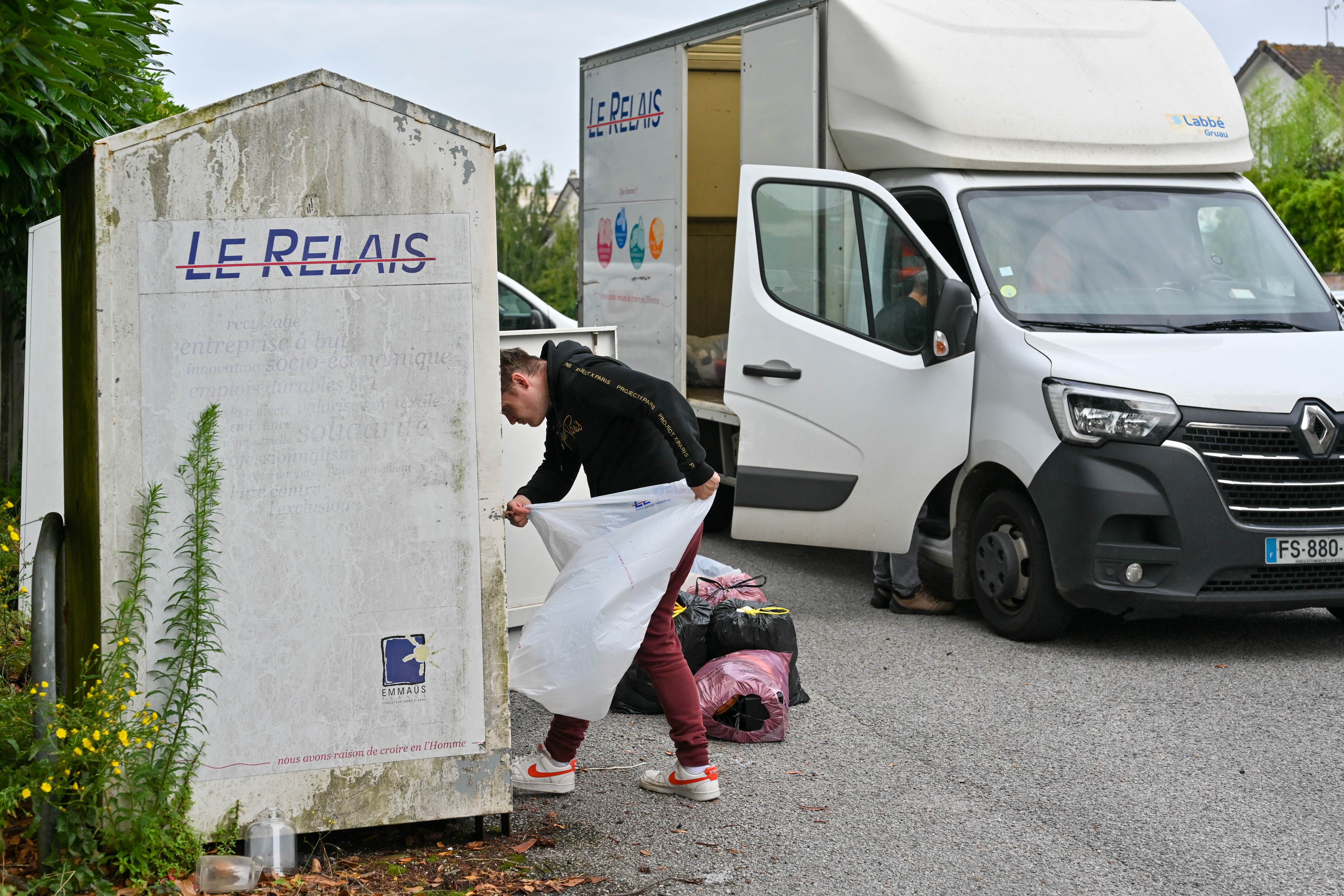 5.000 emplois menacés dans le recyclage textile submergé par Shein et Temu