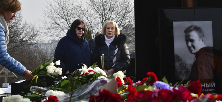 Tego usiłował uniknąć Kreml. Grób Nawalnego tonie w kwiatach, nasuwają się "niewygodne" skojarzenia