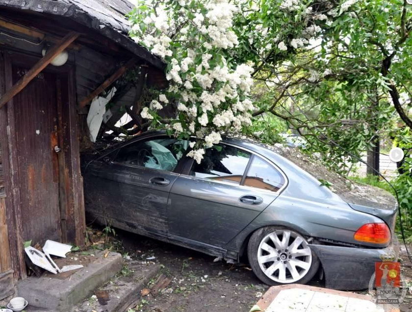 Wypadek. BMW rozbiło dom w Warszawie!