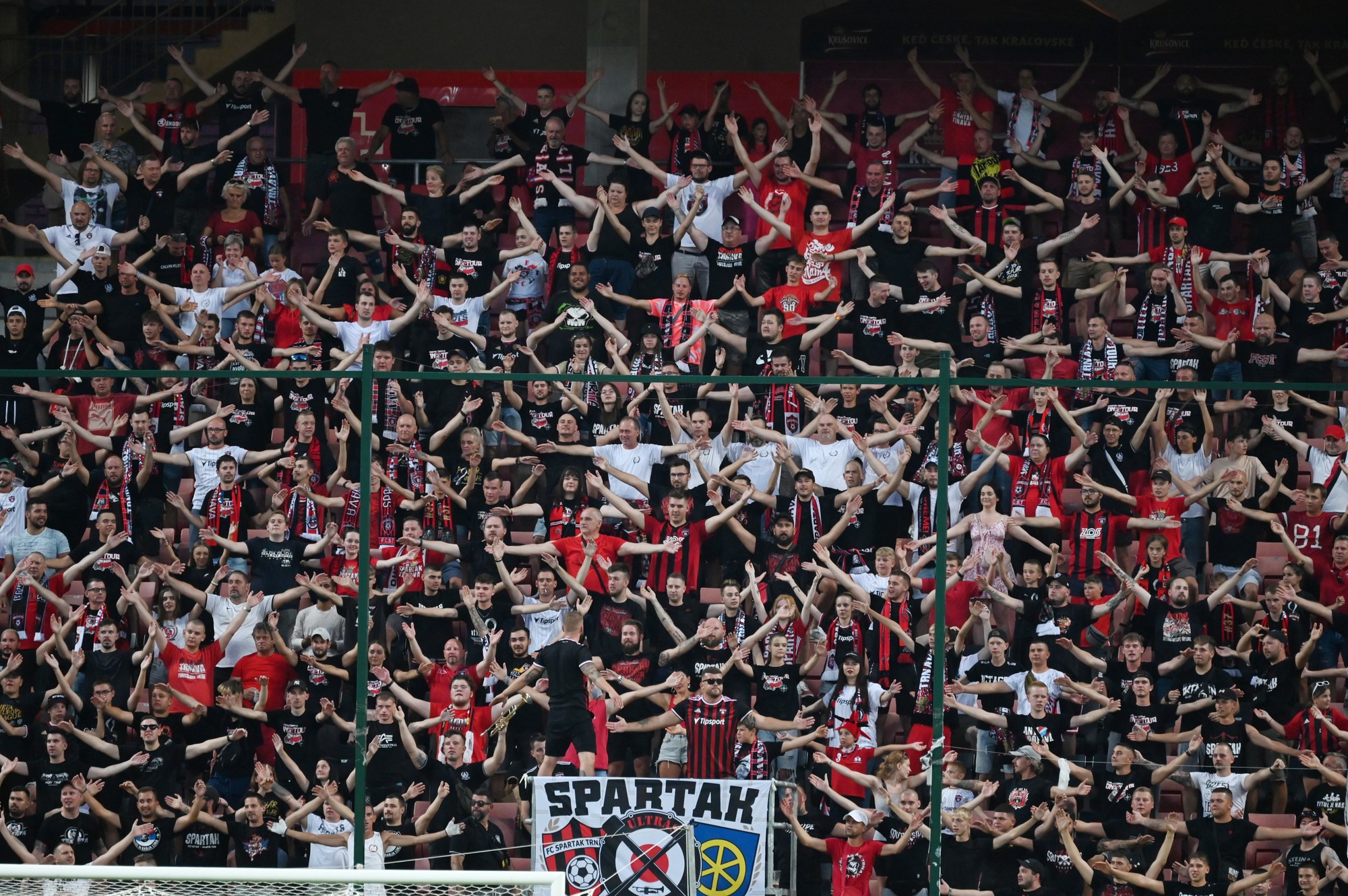 Fanúšikovia Spartaka povzbudzujú počas prvého zápasu 2. predkola Európskej konferenčnej ligy.