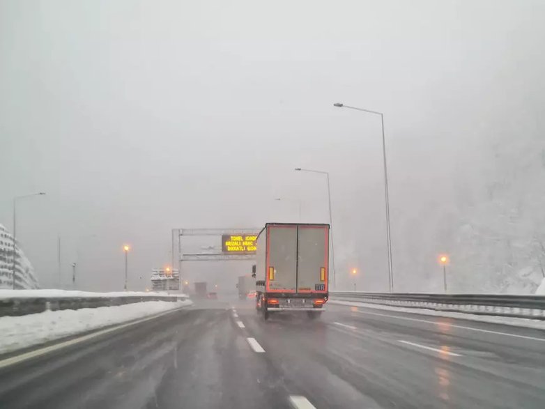 Wiele ciężarówek z pomocą przemieszcza się autostradą na wschód Turcji