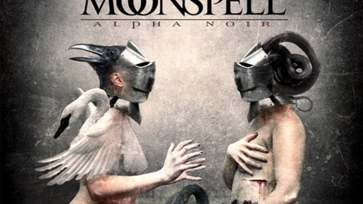 Na dwudziestolecie działalności Moonspell nagrywa najbardziej konwencjonalną płytę w swoim dorobku. I chociaż "Alpha Noir" okazuje się bliższa metalowego "środka", niż ekstremy, to portugalskie wilkołaki nadal kąsają całkiem mocno.