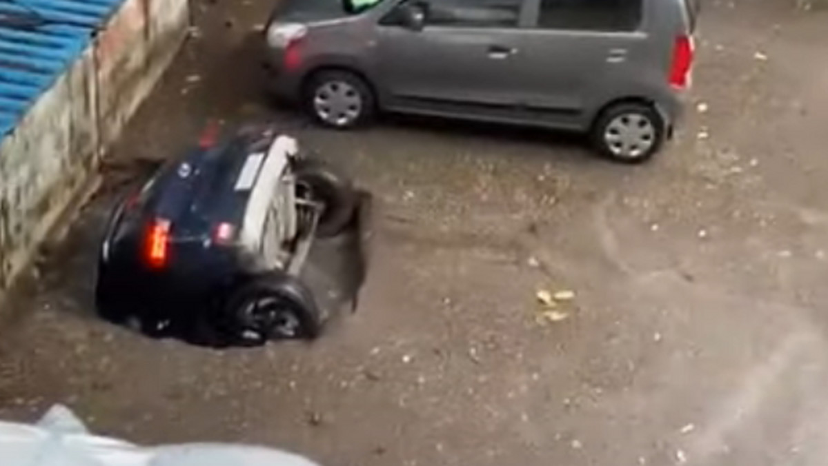 Indie: samochód zniknął pod ziemią. Wpadł do dziury po ulewnych deszczach