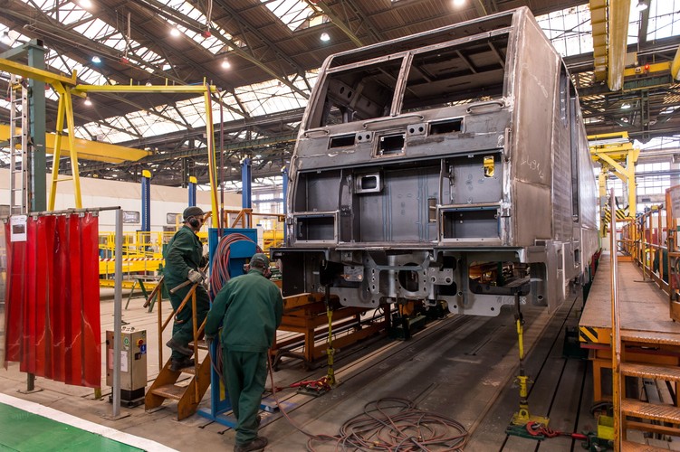 Lokomotywy z rodziny TRAXX, z nadwoziami z Wrocławia, użytkują m.in. LOTOS Kolej, Pol-Miedź Trans, Koleje Mazowieckie, Orlen Koltrans i szereg innych operatorów kolejowych. TRAXX był pierwszą lokomotywą wielosystemową wprowadzoną do ruchu w Polsce przez PKP Cargo. <br><br> (kru) PAP/Maciej Kulczyński